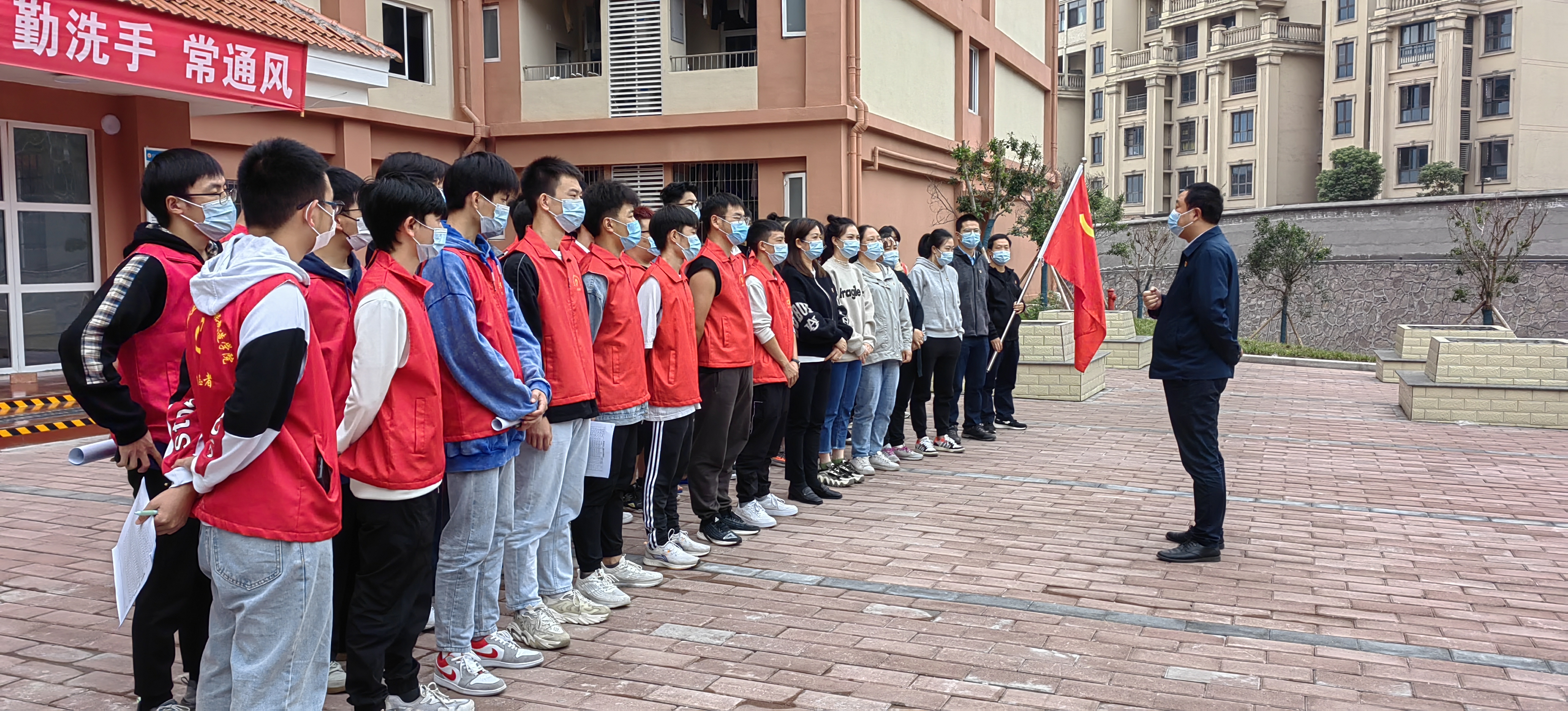 教师担任抗疫志愿者.jpg 教师担任抗疫志愿者.jpg