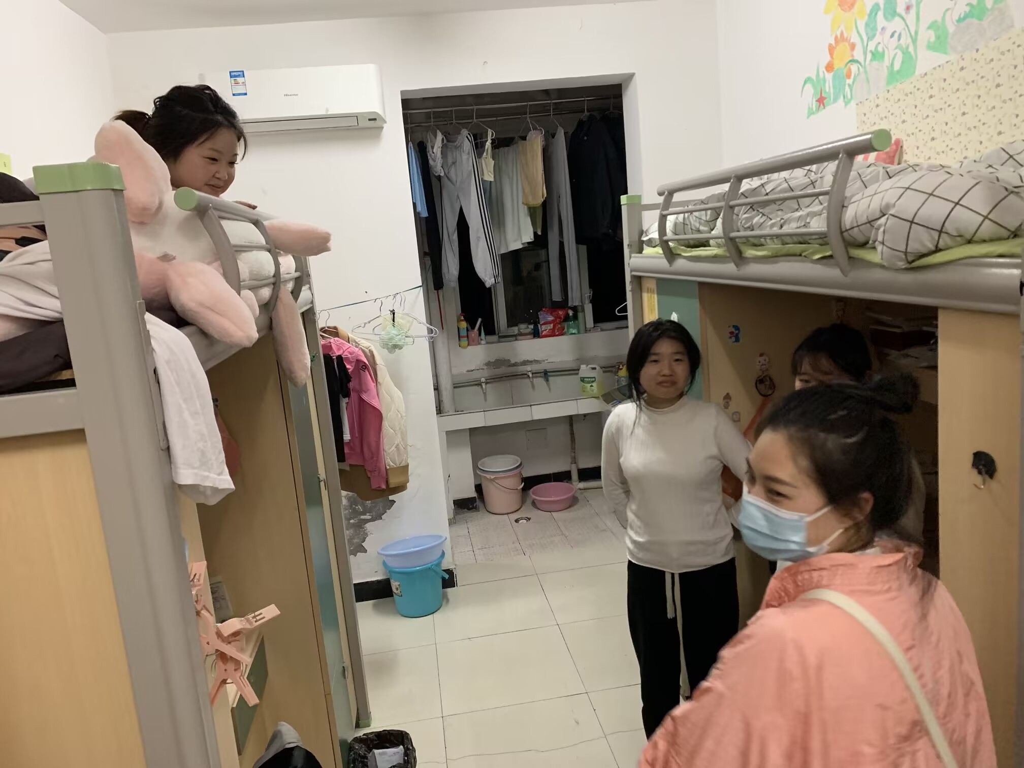 教师探访宿舍关心员工生活情况.jpg 教师探访宿舍关心员工生活情况.jpg
