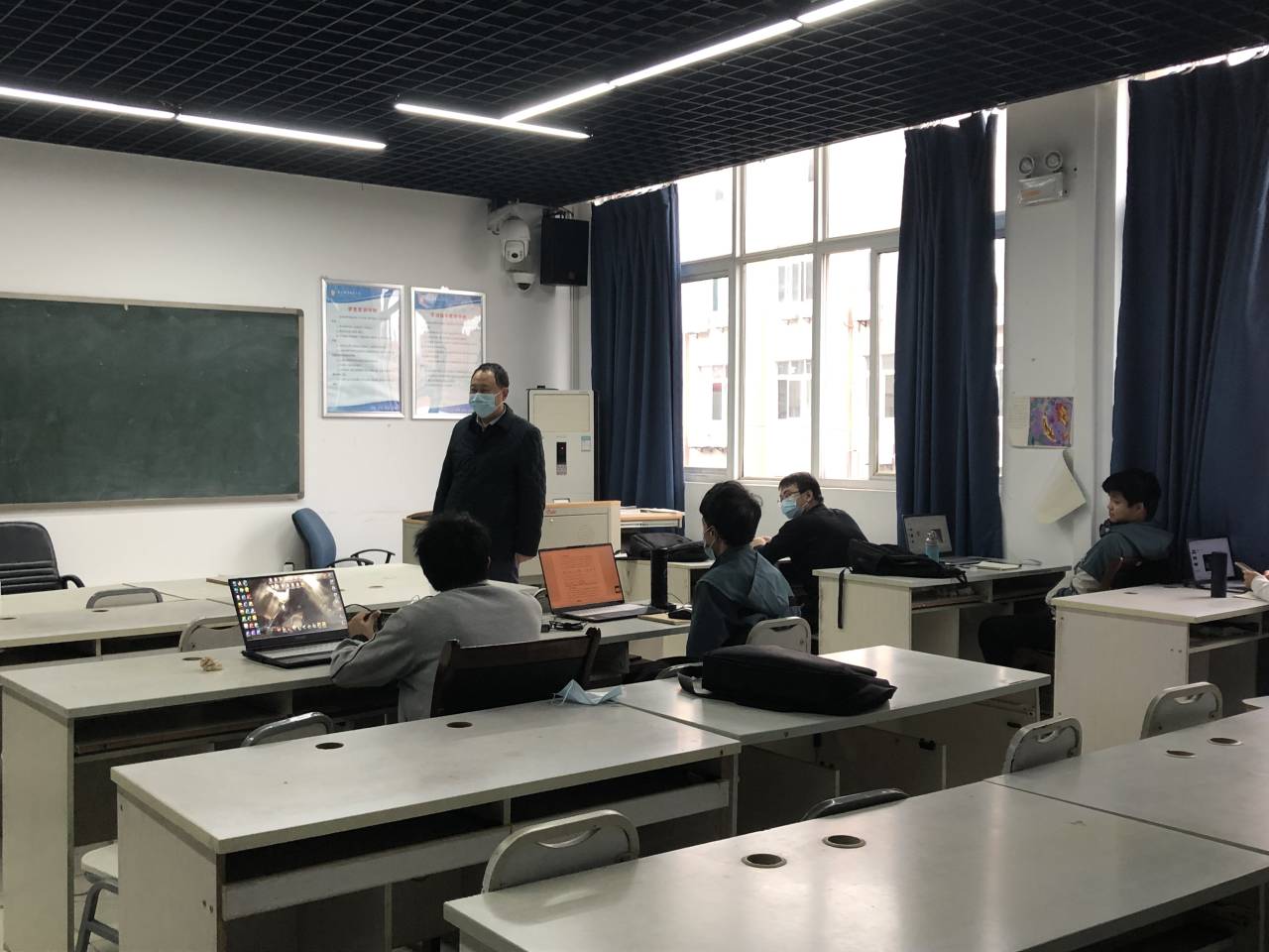 教师关心员工学习情况.jpg 教师关心员工学习情况.jpg